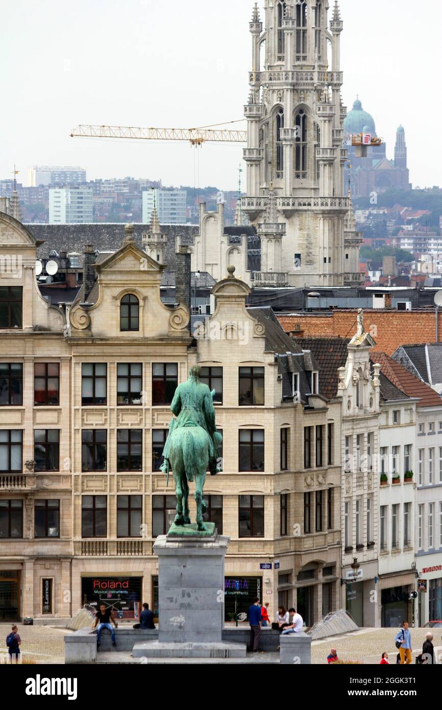 Bruxelles, Belgio - 16 giugno 2013: Vista della torre del municipio di Bruxelles dal giardino del Mont des Arts. Foto Stock