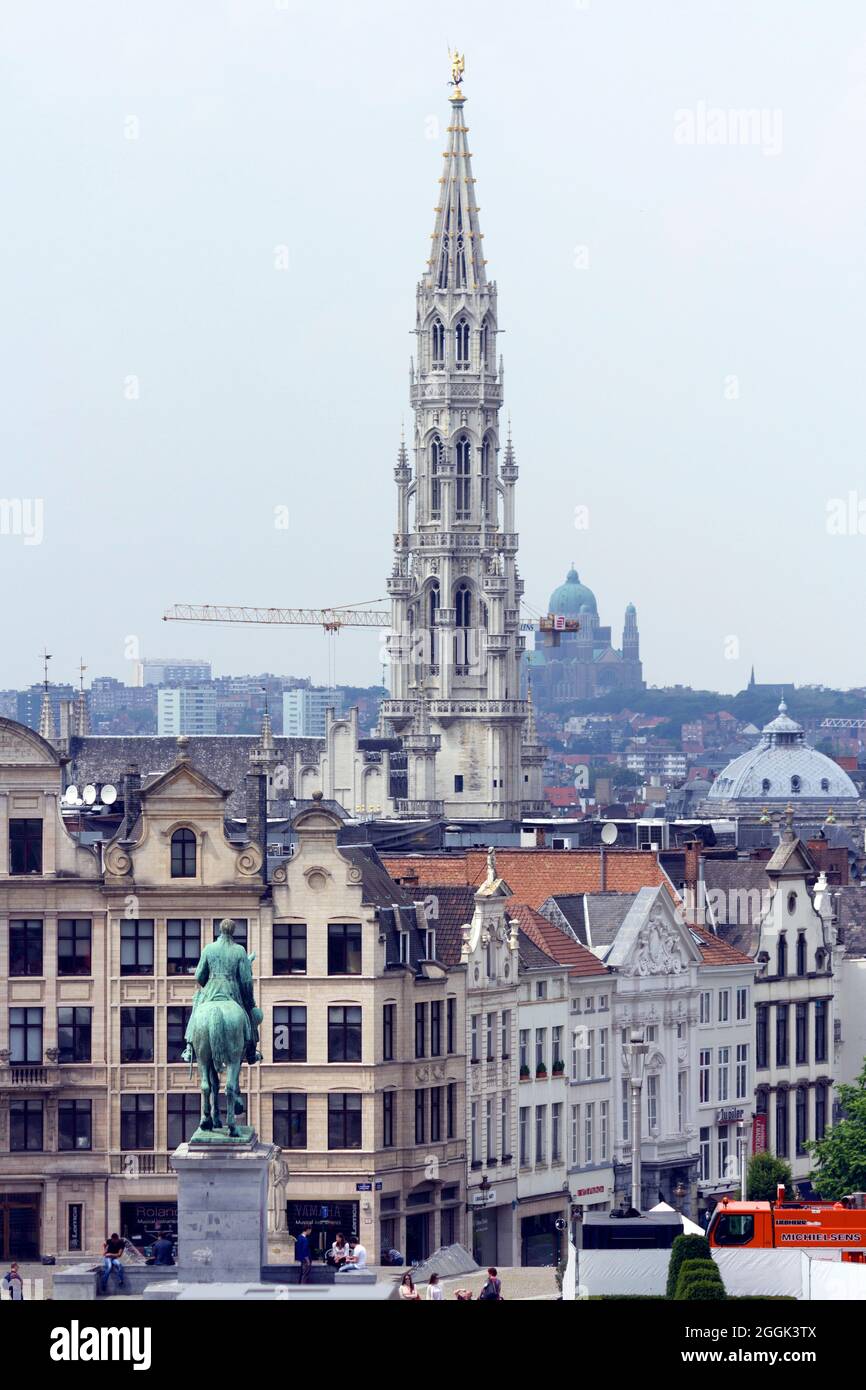 Bruxelles, Belgio - 16 giugno 2013: Vista della torre del municipio di Bruxelles dal giardino del Mont des Arts. Foto Stock