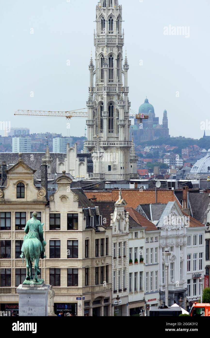 Bruxelles, Belgio - 16 giugno 2013: Vista della torre del municipio di Bruxelles dal giardino del Mont des Arts. Foto Stock