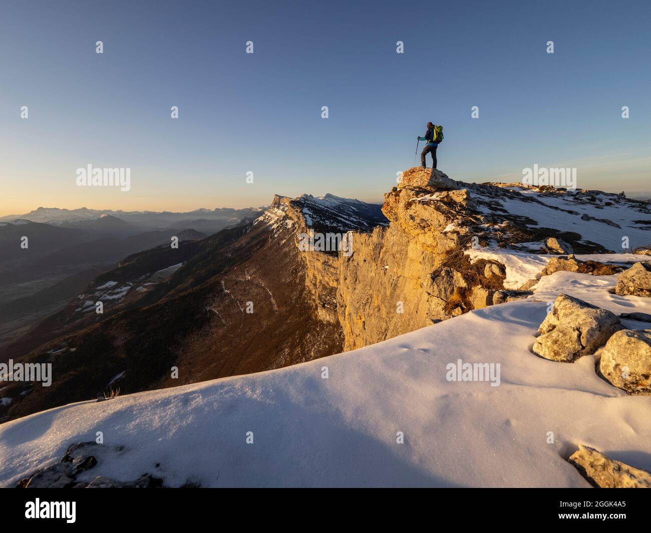 Tour con racchette da neve nelle Alpi francesi, regione Auvergne-Rhône-Alpes Foto Stock