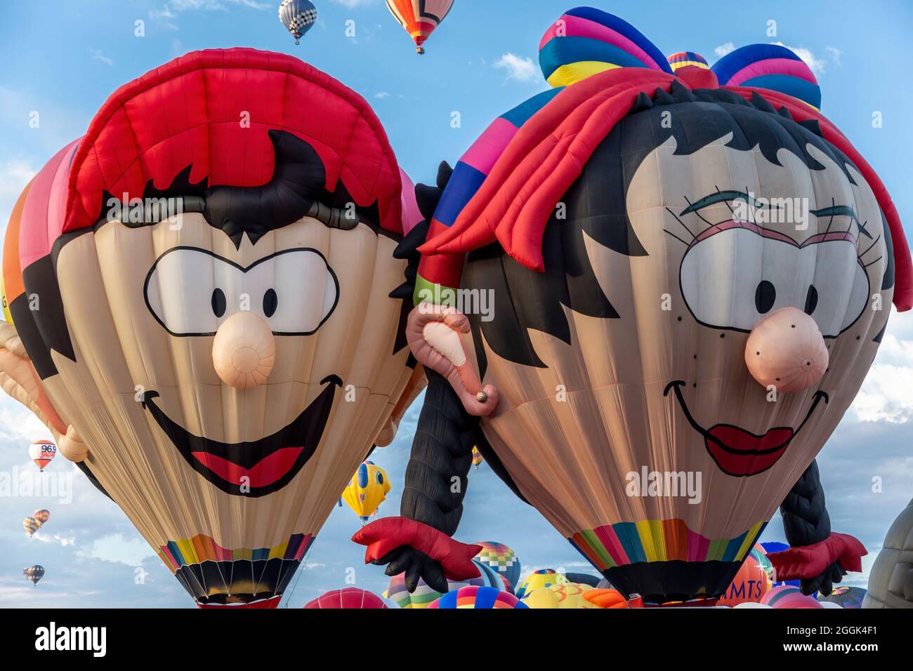 'Boy Balloon' (a sinistra) e 'Oons Wiefke' mongolfiere di forma speciale, Albuquerque International Balloon Fiesta, Albuquerque, New Mexico USA Foto Stock