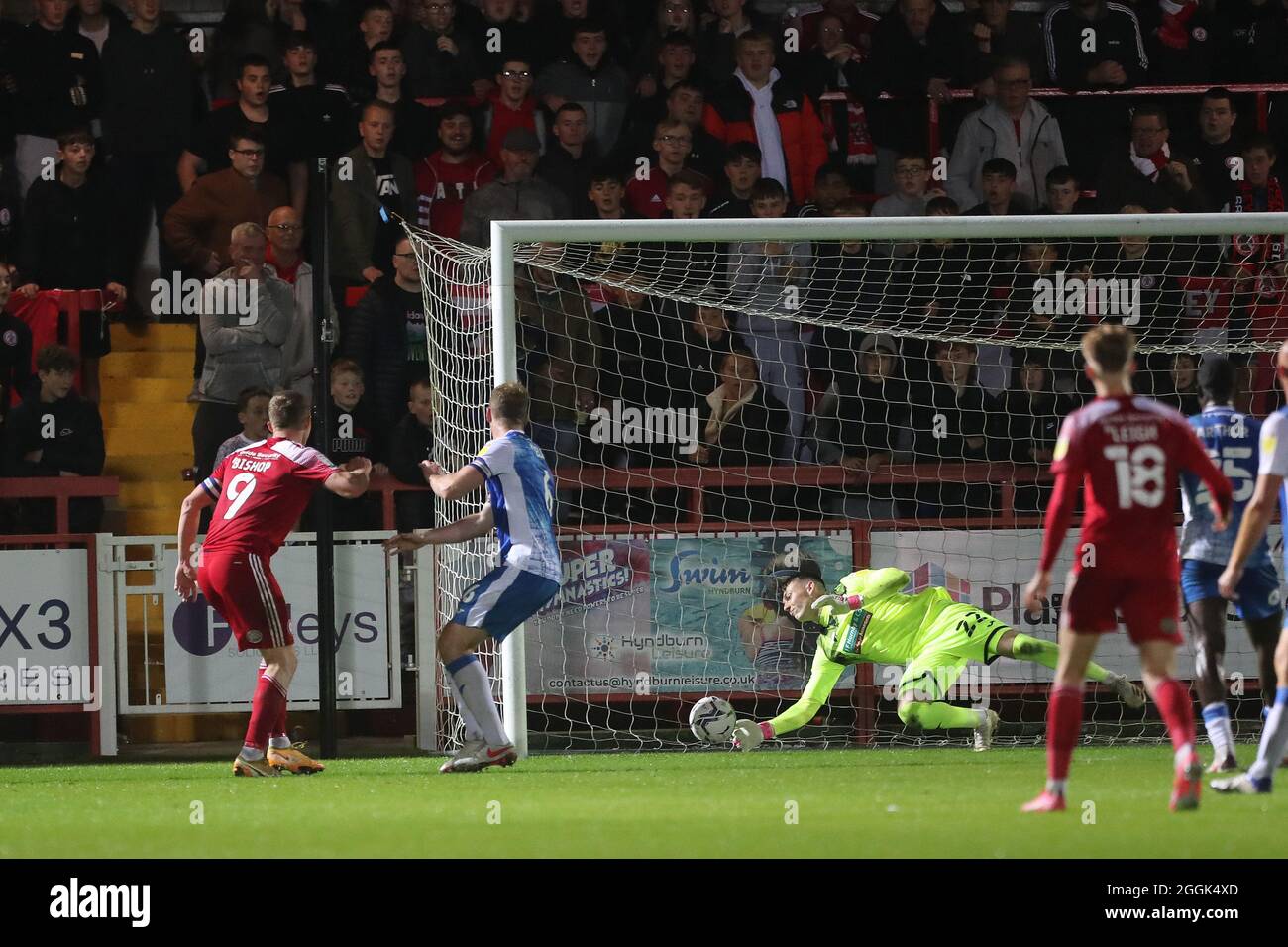 ACCRINGTON, REGNO UNITO. 31 AGOSTO Scott Moloney di Barrow salva dal Colby Bishop di Accrington Stanley durante la partita del Trofeo EFL tra Accrington Stanley e Barrow al Wham Stadium di Accrington martedì 31 agosto 2021. (Credit: Mark Fletcher | MI News) Credit: MI News & Sport /Alamy Live News Foto Stock