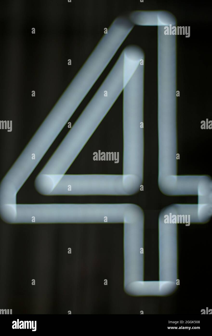 Numero quattro, lettere con illuminazione a LED bianca. Foto Stock