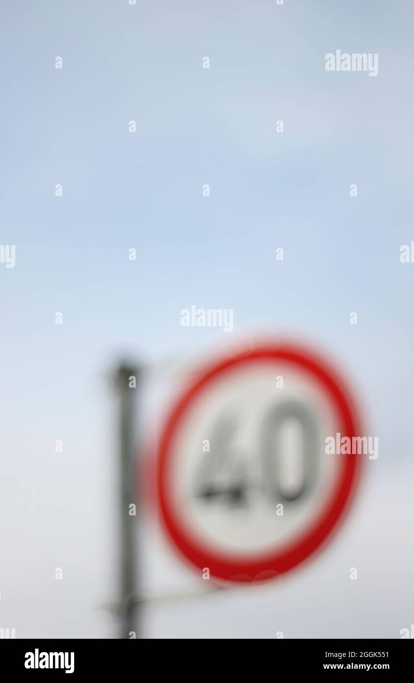 Segnale di velocità con limite a 40 km / h. Foto Stock