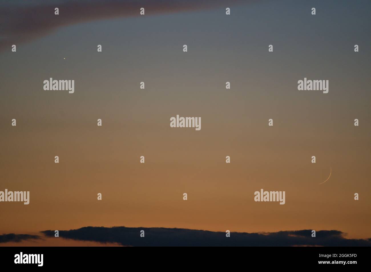 Bella vista serale della Luna e della Venere di mezzaluna vista dal Ticknock Forest National Park, County Dublin, Irlanda. Teleobiettivo. Ora d'oro Foto Stock