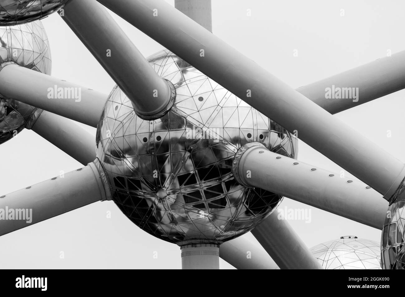 L’Atomium di Bruxelles in una nuvolosa giornata estiva, originariamente costruito per la Fiera mondiale di Bruxelles del 1958. Si trova sull'altopiano di Heysel in Laek Foto Stock