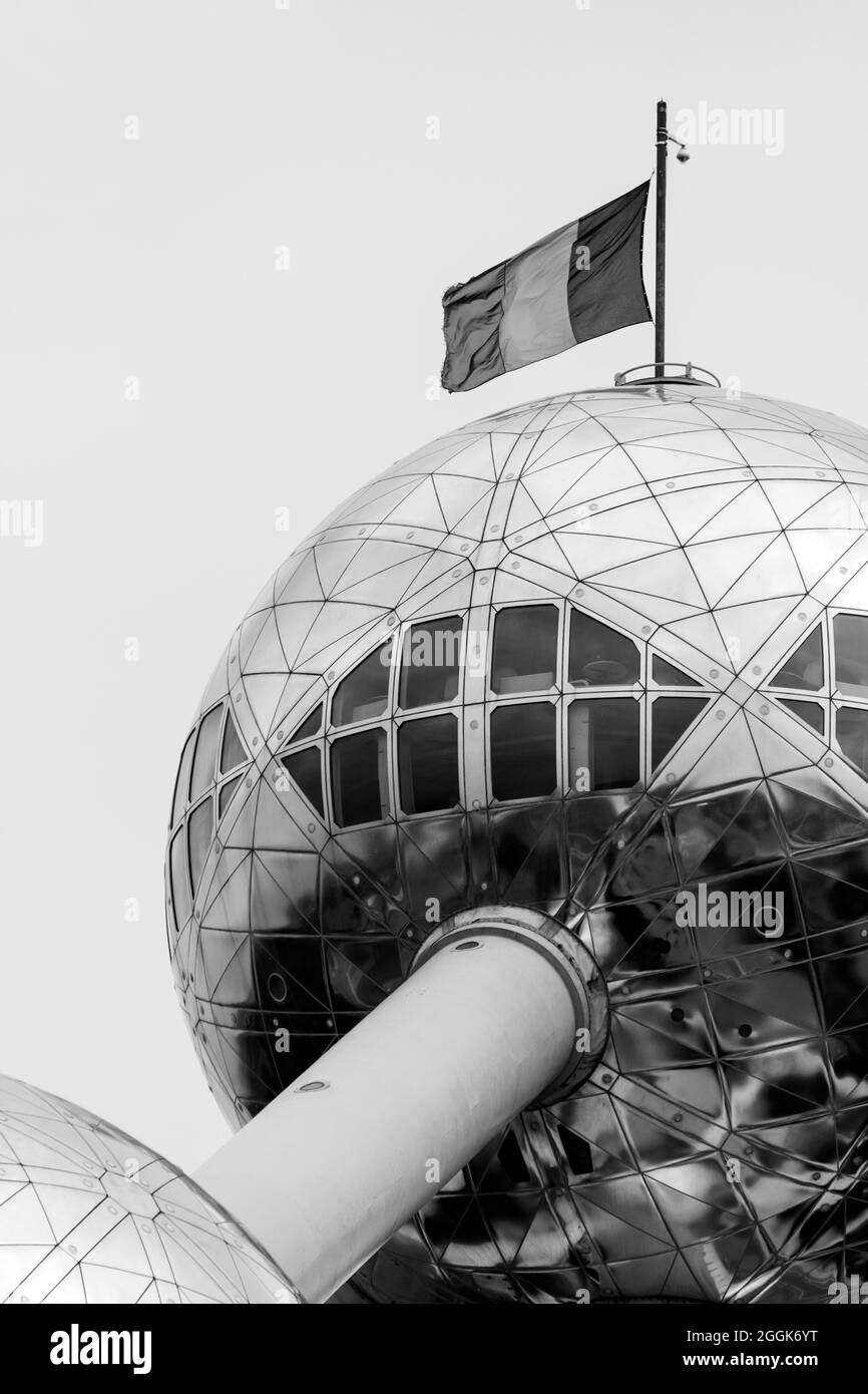 L’Atomium di Bruxelles in una nuvolosa giornata estiva, originariamente costruito per la Fiera mondiale di Bruxelles del 1958. Si trova sull'altopiano di Heysel in Laek Foto Stock