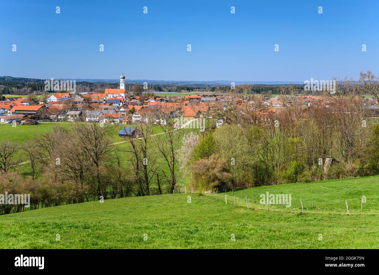 Germania, Baviera, alta Baviera, Pfaffenwinkel, Antdorf, Vista sulla città con chiesa parrocchiale di San Pietro e Paolo, vista dal Betbichlrunde Foto Stock