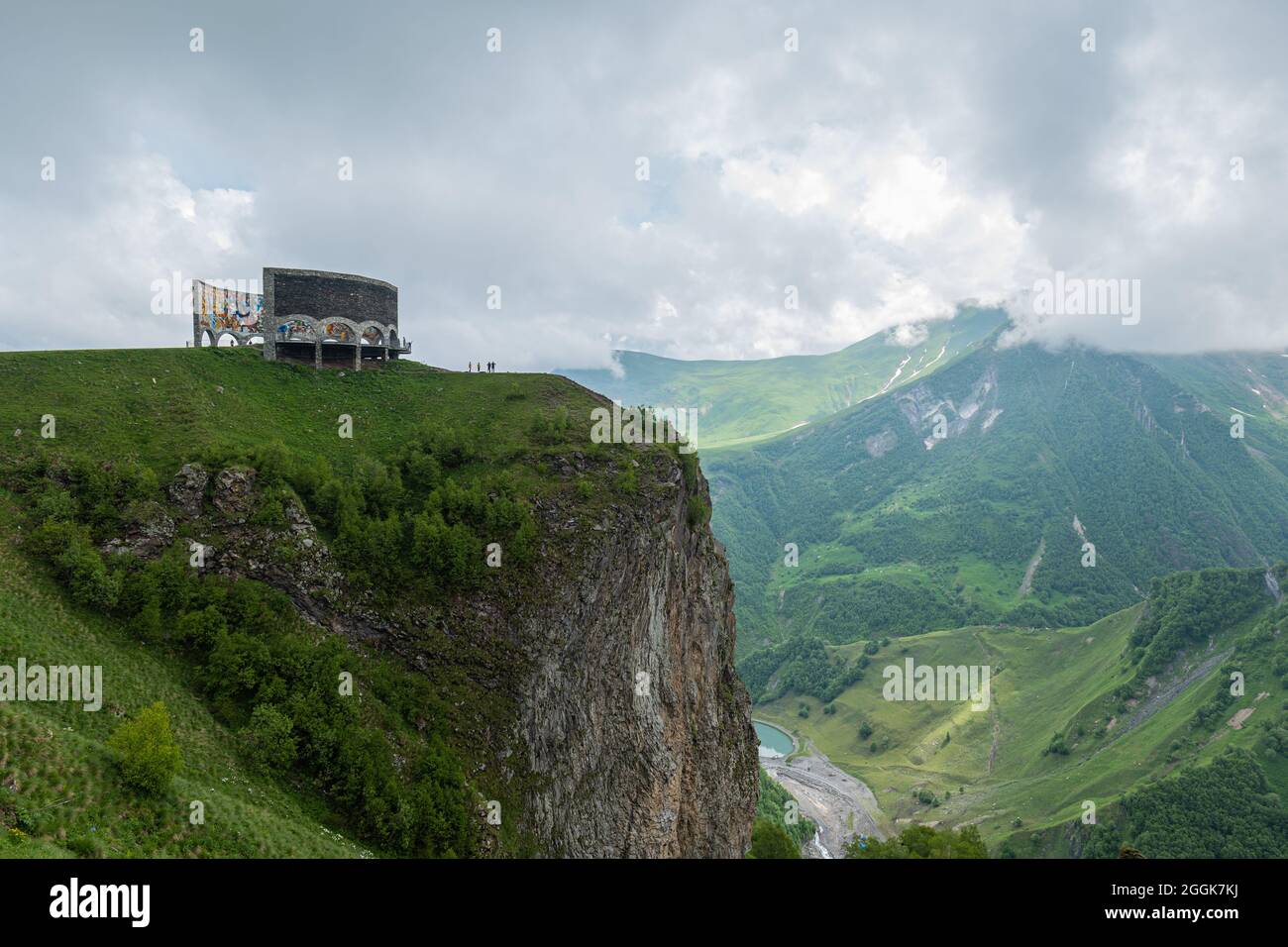 L'Arco dell'amicizia a Kazbegi Foto Stock