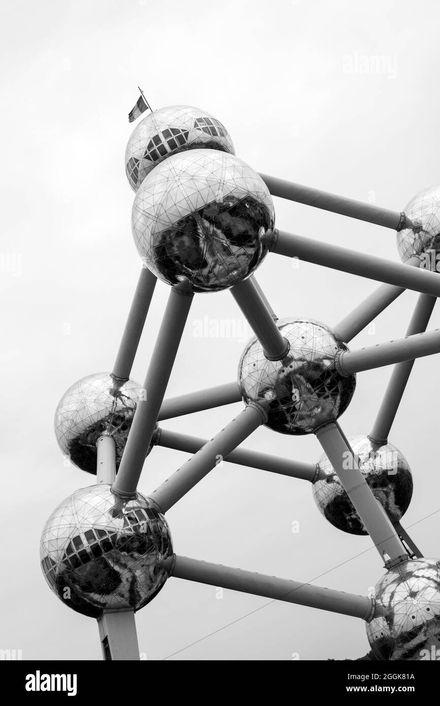 L’Atomium di Bruxelles in una nuvolosa giornata estiva, originariamente costruito per la Fiera mondiale di Bruxelles del 1958. Si trova sull'altopiano di Heysel in Laek Foto Stock