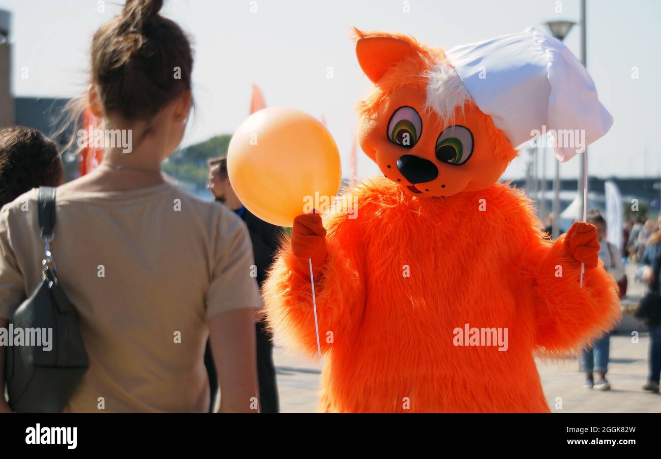 Bambole a grandezza naturale, personaggi da favola in una vacanza in città. . Foto di alta qualità Foto Stock