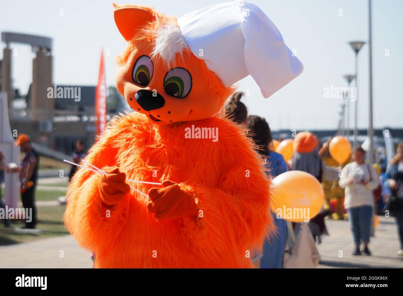 Bambole a grandezza naturale, personaggi da favola in una vacanza in città. . Foto di alta qualità Foto Stock