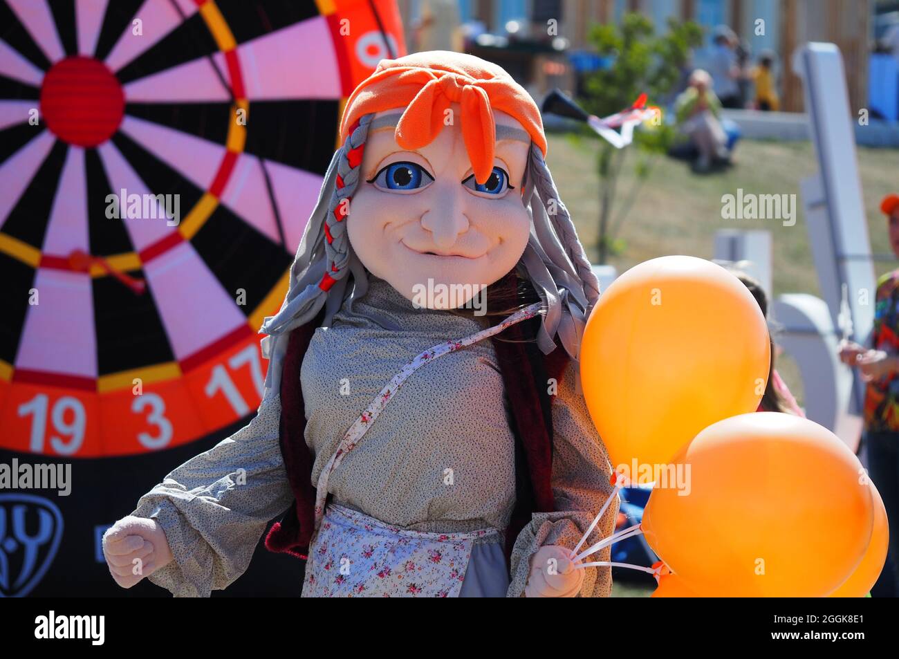 Bambole a grandezza naturale, personaggi da favola in una vacanza in città. . Foto di alta qualità Foto Stock