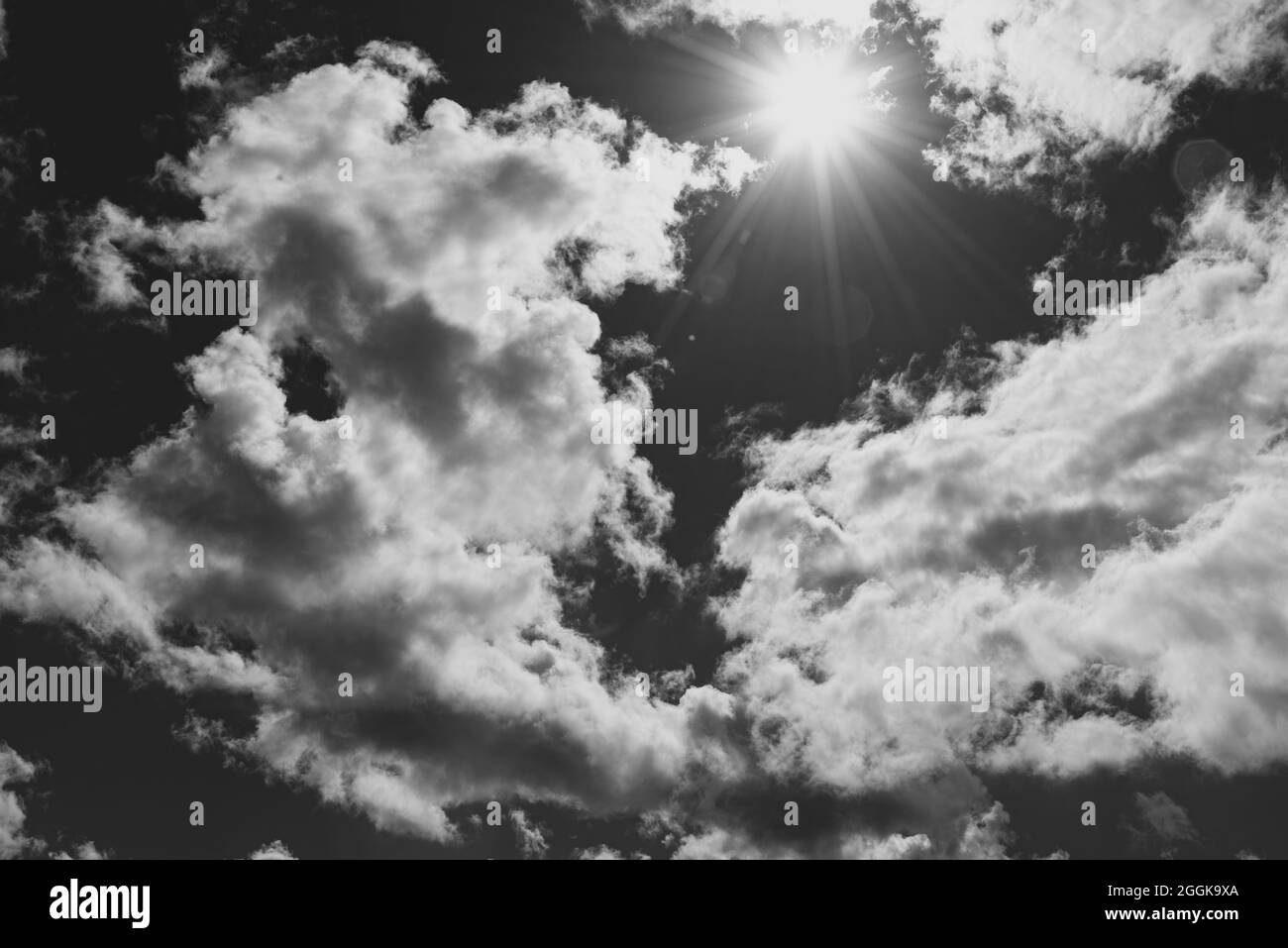 Nuvole nel cielo. Lo spettacolo meraviglioso di un cielo pieno di nuvole. Profondità e tridimensionalità di un cielo nuvoloso. Foto Stock