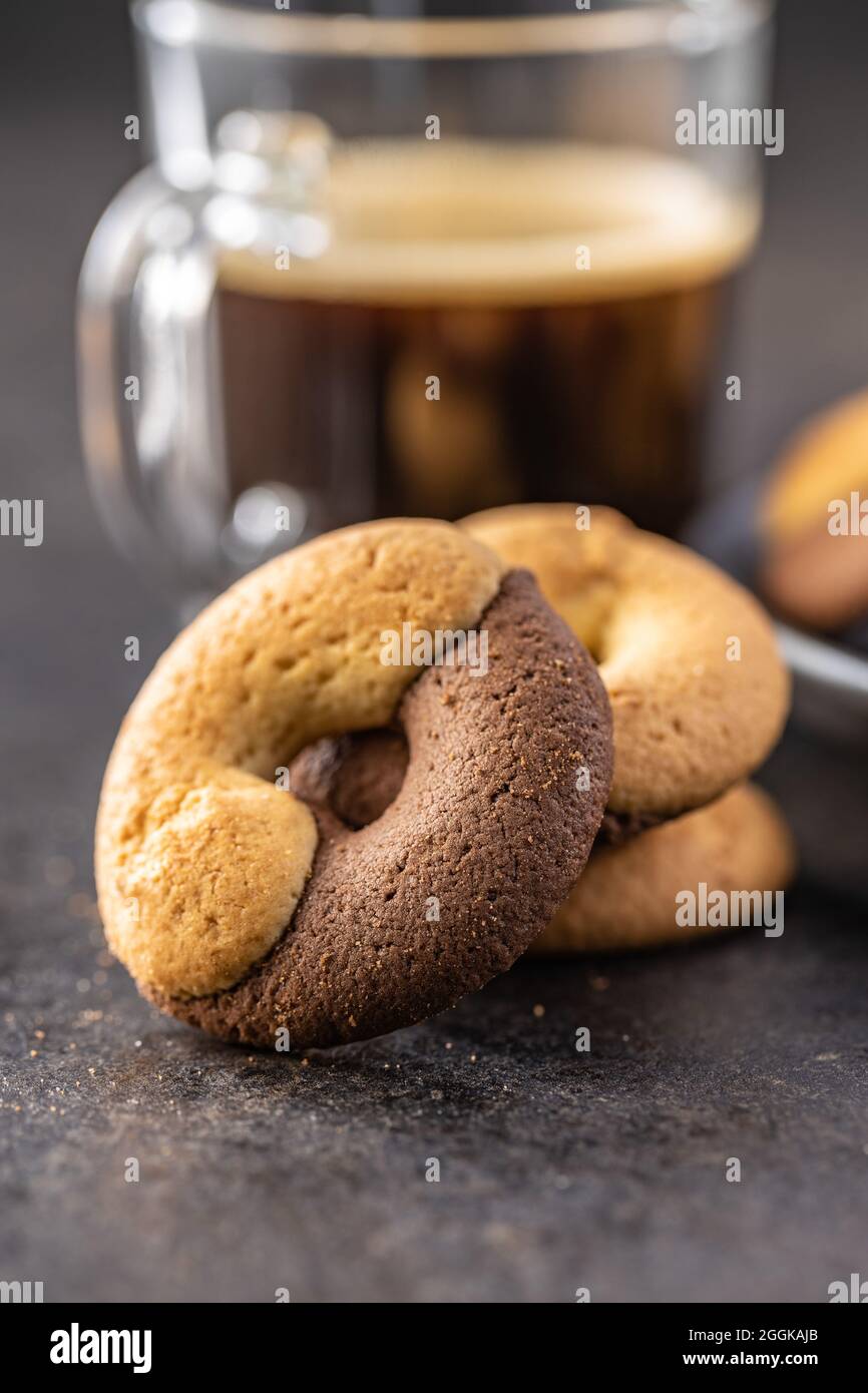 Biscotti dolci rotondi. Biscotti con doppio sapore su tavola nera. Foto Stock