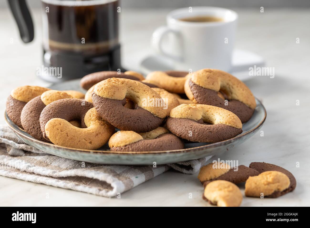 Biscotti dolci rotondi. Biscotti con doppio sapore sul tavolo da cucina. Foto Stock