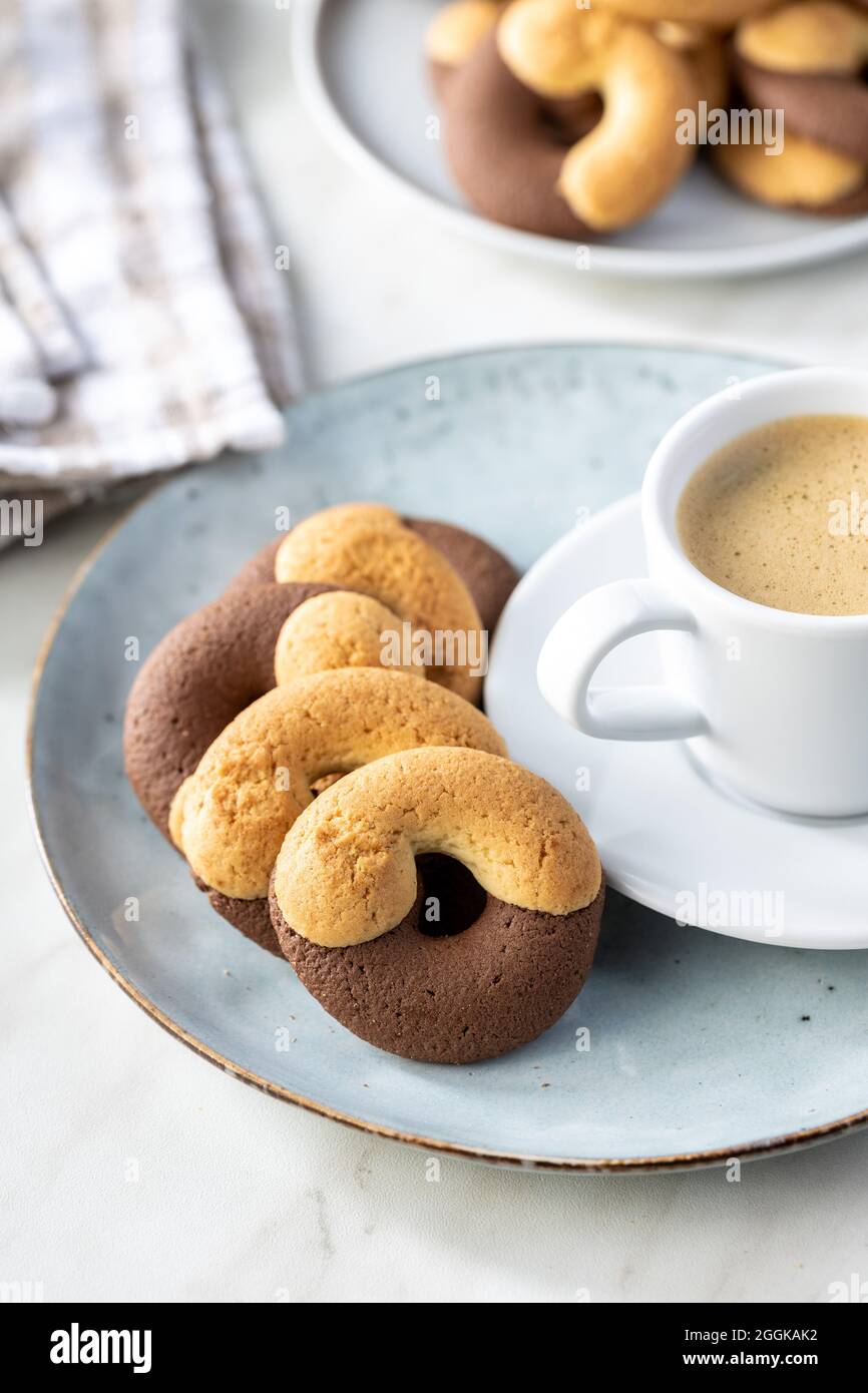 Biscotti dolci rotondi. Biscotti con doppio sapore sul tavolo da cucina. Foto Stock