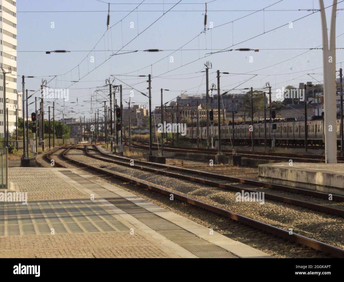 Lisboa, Portogallo. 1 settembre 2021. (INT) movimento dei passeggeri alla stazione Oriente di Lisbona. 1 settembre 2021, Lisbona, Portogallo: Movimento passeggeri alla stazione Oriente, la principale ferrovia interurbana di Lisbona, mercoledì (1). Il collegamento con Europe Express partirà giovedì 2 dalla stazione di Oriente per arrivare a Parigi il 7 ottobre, dopo un viaggio di 20 mila chilometri attraverso 26 paesi. L'obiettivo è quello di dimostrare che sarebbe possibile organizzare questo viaggio attraverso 26 paesi e attraversare 33 confini con un unico treno. (Credit Image: © Edson De Souza/TheNEWS2 via ZUMA Press Wire) Foto Stock