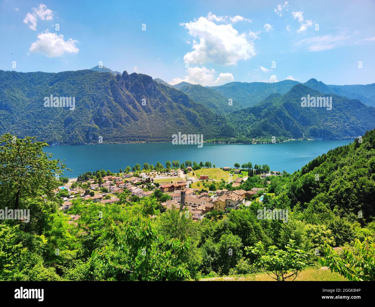 Il villaggio di Anfo sul Lago d'Idro circondato da montagne boscose, Italia, Lombardia, Regione Idrosee Foto Stock