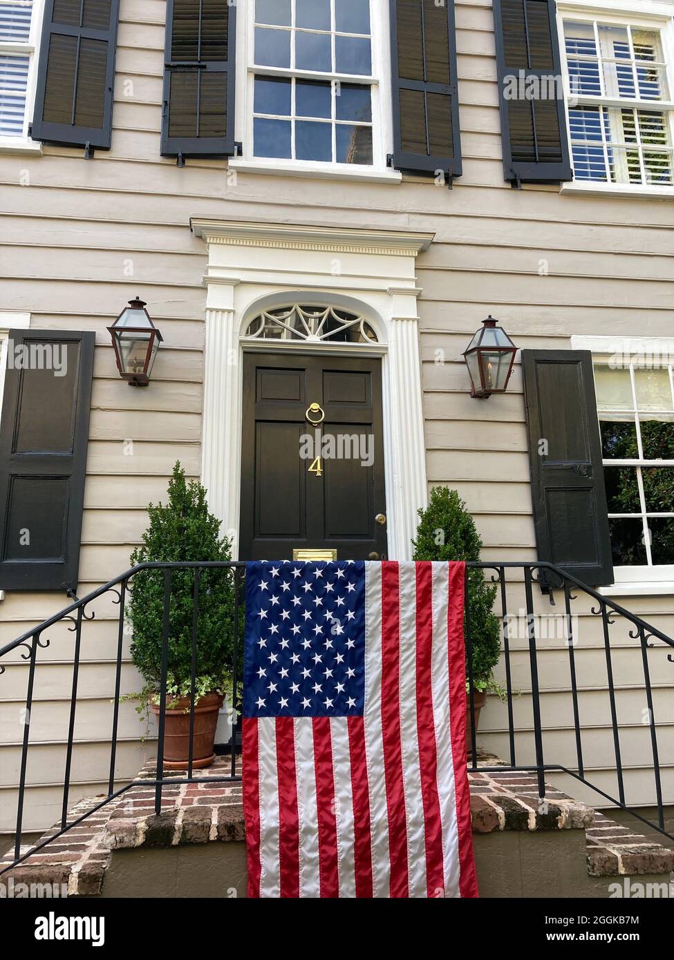 Charleston, Carolina del Sud, bandiera degli Stati Uniti appeso sulla ringhiera della casa. Foto Stock