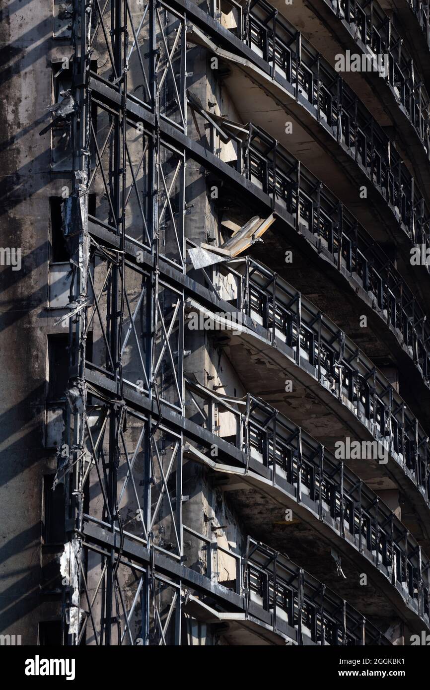 Il grattacielo di Milano è stato completamente bruciato dopo il massiccio incendio del 29 agosto 2021. Muri anneriti e macerie Foto Stock