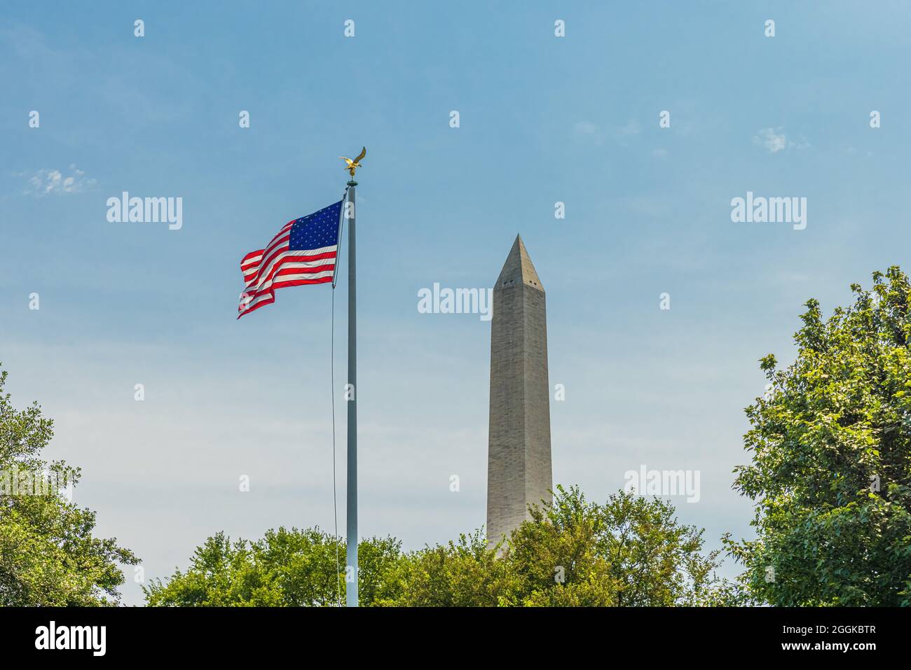 National flag e George Washington Monument, National Mall, Washington DC Foto Stock