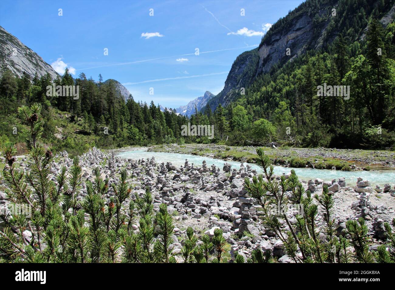 Figure in pietra sull'Isar, Hinterautal, l'Alto Isar, la Valle dell'Isar vicino a Scharnitz, i Monti Karwendel, il Tirolo Austria Foto Stock