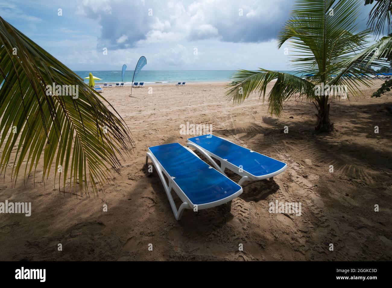 Lounge di Empty Beach sulla spiaggia di Isla Verde a San Juan Puerto Rico, 27 giugno 2021. Anche se Porto Rico richiede che i visitatori siano vaccinati COVID-19 o mostrino un test PCR o antigenico negativo recente e richiede maschere o coperture facciali essere indossati in spazi interni. Il 31 agosto 2021 i Centri per il controllo e la prevenzione delle malattie hanno aggiunto Porto Rico alla lista delle destinazioni a rischio COVID-19 molto elevato e il Dipartimento di Stato degli Stati Uniti ha emesso un avviso "Do Not Travel" per il territorio degli Stati Uniti. Foto Stock
