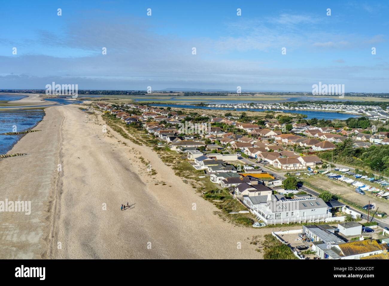 Foto aerea lungo la spiaggia di Pagham nel Sussex occidentale, con vista sulla laguna di Pagham e sul parco vacanze accanto alla riserva naturale. Foto Stock Foto aerea lungo la spiaggia di Pagham nel Sussex occidentale, con vista sulla laguna di Pagham e sul parco vacanze accanto alla riserva naturale. Foto Stock