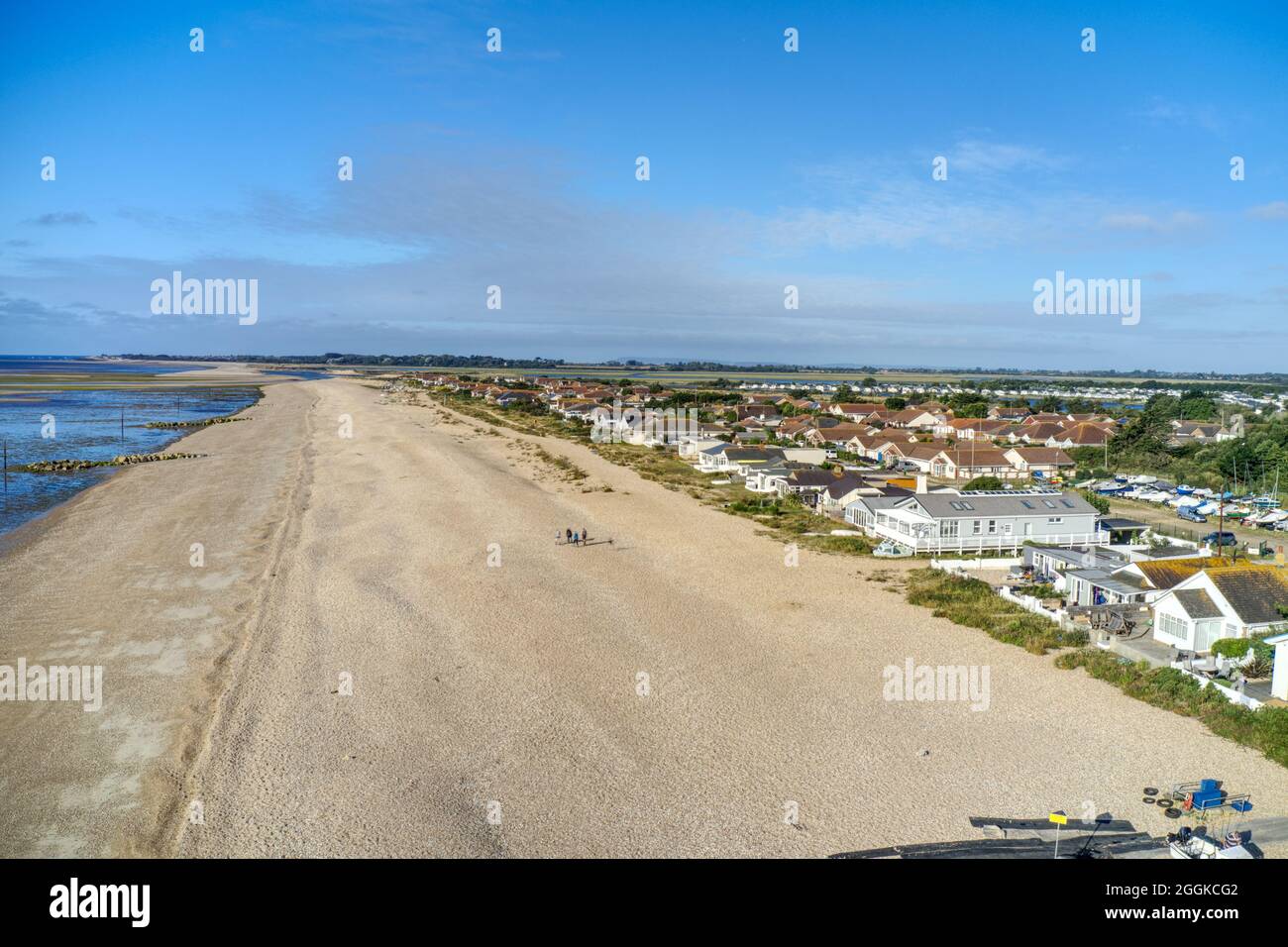 Vista aerea lungo la spiaggia di Pagham nel Sussex occidentale, con l'ingresso del Porto di Pagham e la riserva naturale in vista. Foto Stock Vista aerea lungo la spiaggia di Pagham nel Sussex occidentale, con l'ingresso del Porto di Pagham e la riserva naturale in vista. Foto Stock