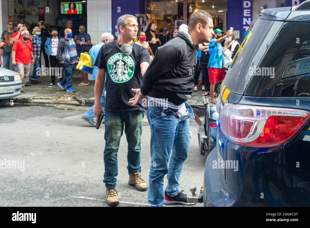 La polizia di Nitreoi fa un arresto durante un assalto a un punto di sparo ad un commercio nel distretto di mercato a Nitreoi, Rio de Janeiro, Brasile. Foto Stock