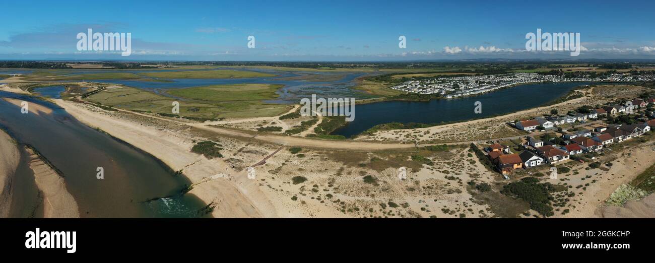 Pagham Lagoon in West Sussex situato vicino al porto e al lungomare con case vacanza sulla riva in questa destinazione di vacanza in Inghilterra. Foto Stock Pagham Lagoon in West Sussex situato vicino al porto e al lungomare con case vacanza sulla riva in questa destinazione di vacanza in Inghilterra. Foto Stock