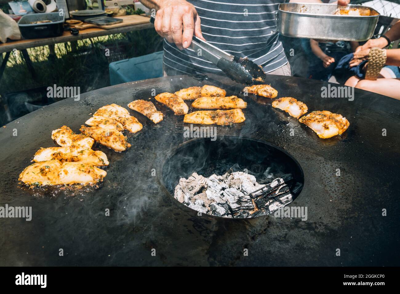 Frittura di filetti di pesce erbaceo su una griglia di barbecue plancha Foto Stock