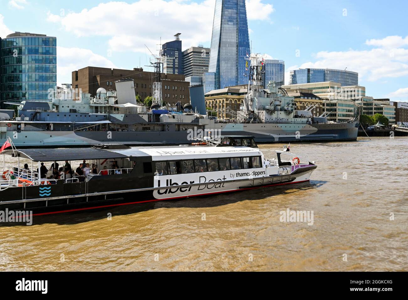 Londra, Inghilterra - Agosto 2021: Vista laterale di un taxi d'acqua Thames Clipper sul Tamigi. Il traghetto è sponsorizzato da Uber. Foto Stock