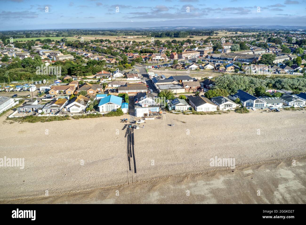 Vista aerea del lungomare e della spiaggia di Pagham con lo Yacht Club e rampa di lancio barche in vista. Foto Stock Vista aerea del lungomare e della spiaggia di Pagham con lo Yacht Club e rampa di lancio barche in vista. Foto Stock