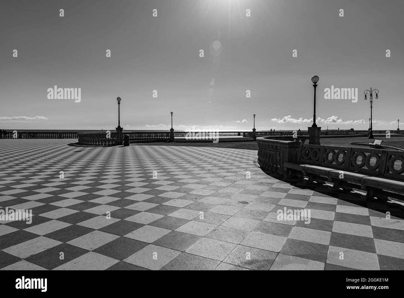 La Terrazza Mascagni è uno dei luoghi più eleganti e suggestivi di Livorno ed è situata sul lungomare ai margini di Viale Italia. Foto Stock