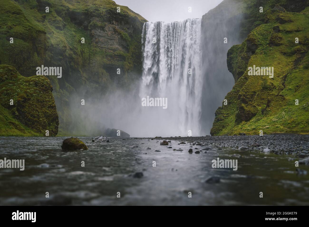 Famosa e più visitata cascata di Skogafoss in Islanda alla luce della sera Foto Stock