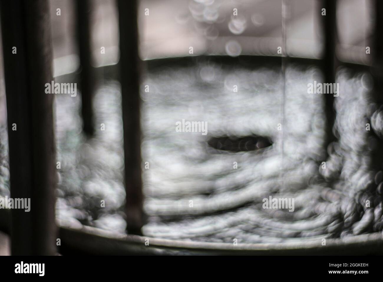 Bacino d'acqua di una fontana nel centro della città. Foto Stock