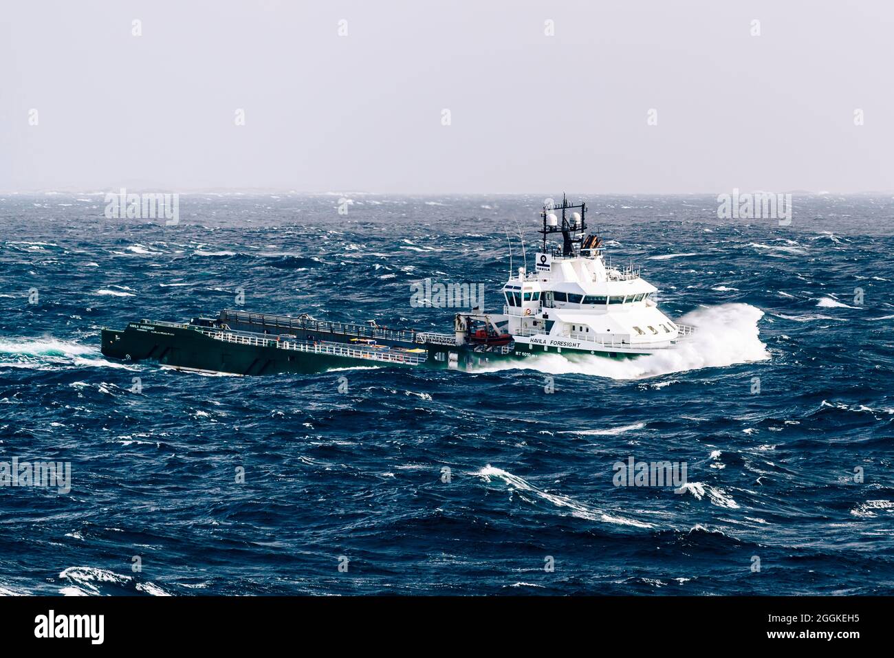 Nave in mare, tempesta, onde, Mare del Nord, Norvegia Foto Stock