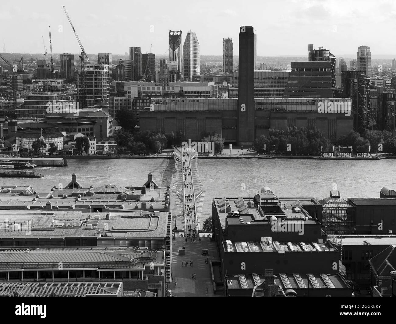 Londra, Greater London, Inghilterra, agosto 24 2021: Vista elevata sul Millennium Bridge sul Tamigi verso la Tate Modern. Shakespeares Globe Foto Stock