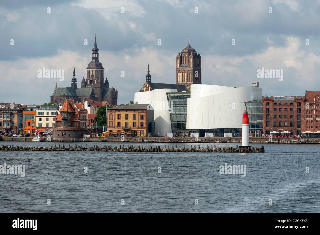 Germania, Meclemburgo-Pomerania occidentale, Ozeaneum, museo marino, vecchio magazzino, Porto cittadino di Stralsund Foto Stock