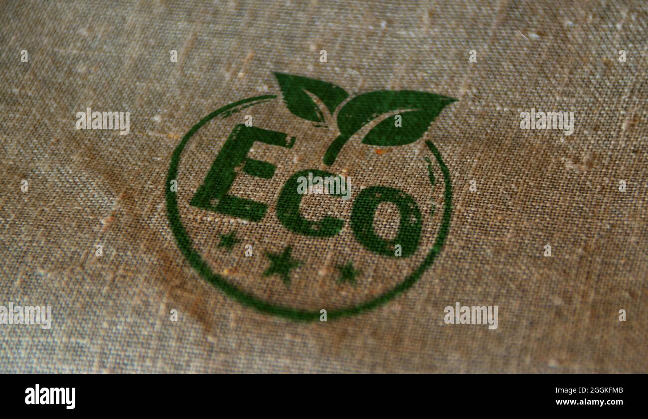 Francobollo ecologico stampato su sacco di lino. Concetto di ecologia, ambiente e clima. Foto Stock