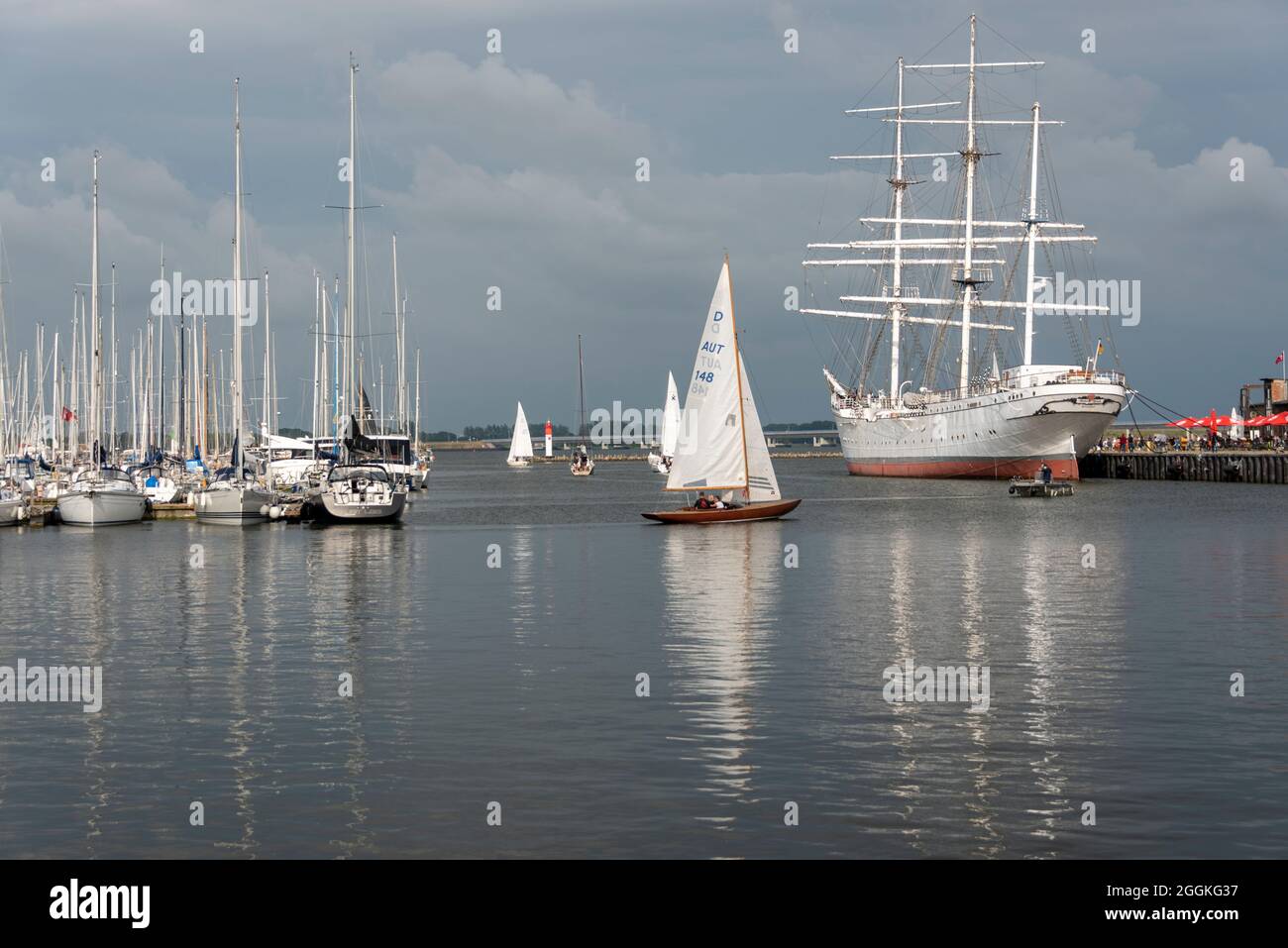 Germania, Meclemburgo-Pomerania occidentale, Stralsund, barche a vela vanno dal porto cittadino di Stralsund allo Strelasund, sulla destra si trova il Gorch Fock 1 nel porto. Foto Stock