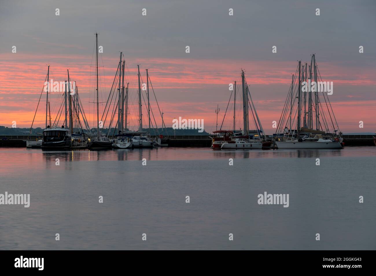 Germania, Meclemburgo-Pomerania occidentale, Stralsund, tramonto nel porto della città con barche a vela, città anseatica di Stralsund Foto Stock