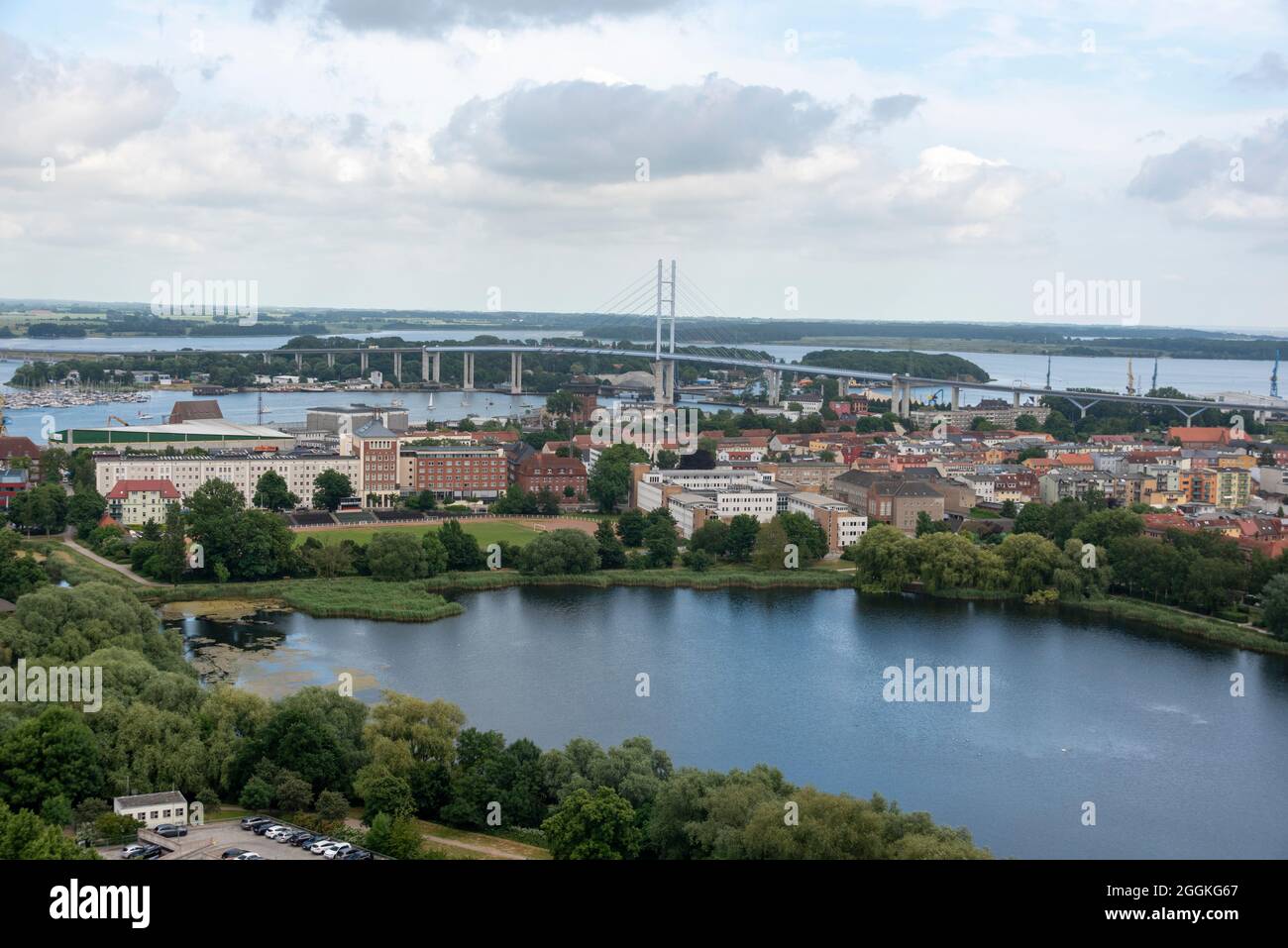 Germania, Meclemburgo-Pomerania occidentale, Stralsund, vista dalla Marienkirche sul Ponte Ruegen, che collega la terraferma con l'isola di Ruegen Foto Stock