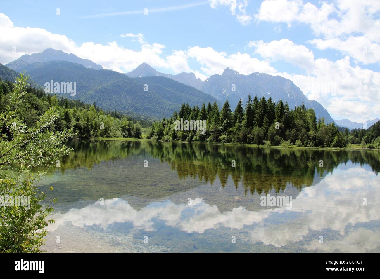 Isar Reservoir vicino a Mittenwald e le montagne di Karwendel sullo sfondo. Krün, alta Baviera, Isartald, Baviera, Germania Foto Stock