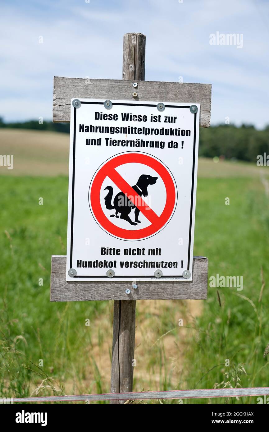 Germania, Baviera, agricoltura, prato, proprietario di cane, segno di divieto, escremento del cane, inquinamento Foto Stock