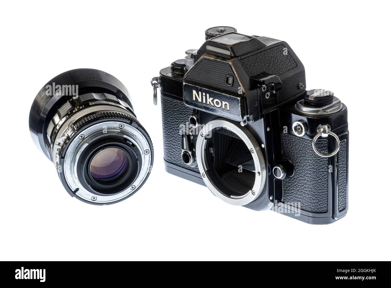 Maryville, Tennessee, Stati Uniti – 27 agosto 2021: Scatto frontale angolato orizzontale di un corpo fotocamera reflex a obiettivo singolo Nikon F2S nero con una dissuasiva Foto Stock