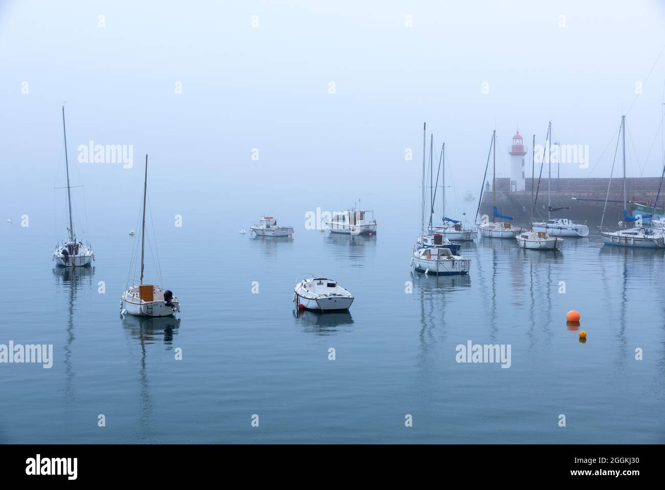 Nebbia umore nel porto di Erquy, sullo sfondo il piccolo faro sul molo, Francia, Bretagna, Département Côtes d´Armor, Côte de Penthièvre Foto Stock