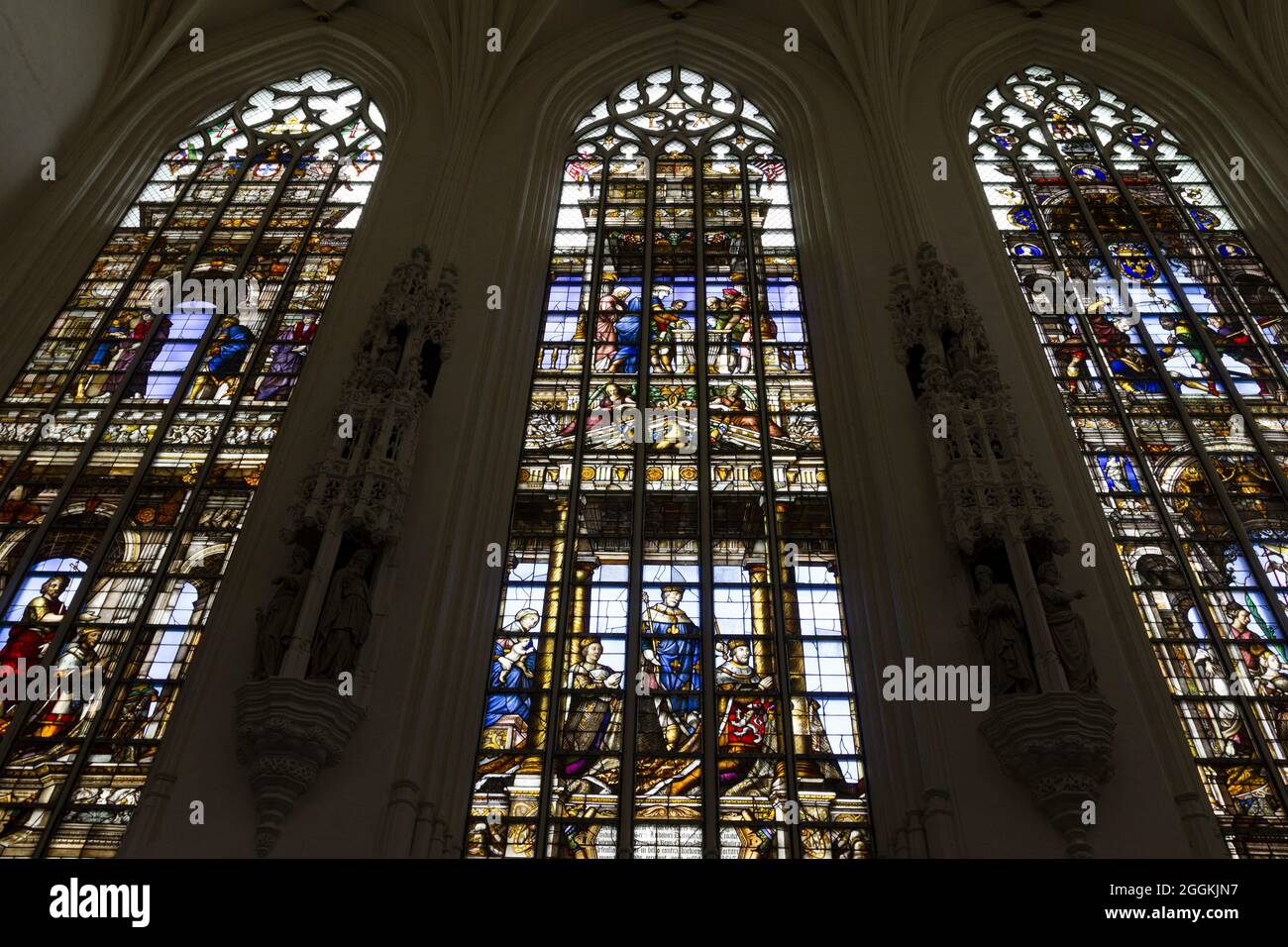 Vetrate (di Jean-Baptiste Capronnier) della Cattedrale di San Michele e di San Gudula una chiesa medievale cattolica romana nel centro di Bruxelles Foto Stock